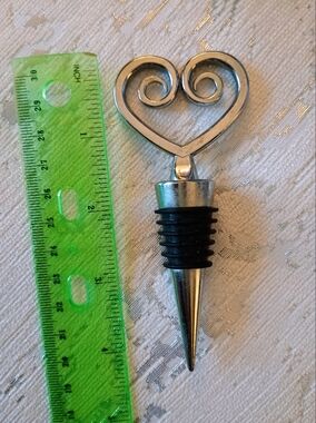NWOT Silver Heart Wine Bottle Stopper